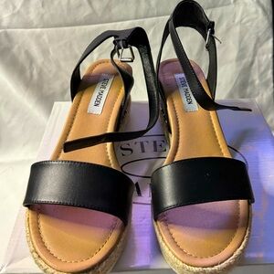 Casual B/W sandal with low heel 2.5 inch at the heel. 0.5 inch at the sole.